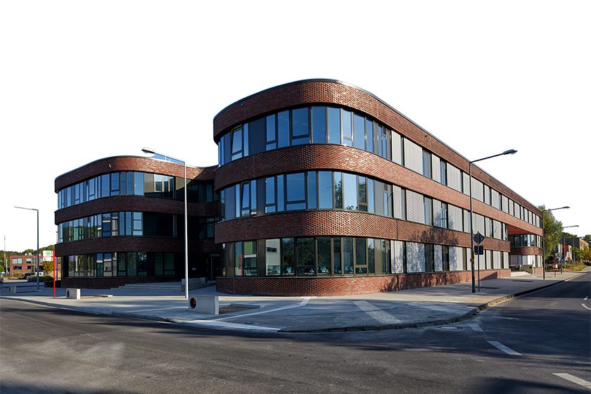 Gebäude Snake – geschwungener Baukörper mit Ziegelfassade, realisiert von Stracke Ingenieure